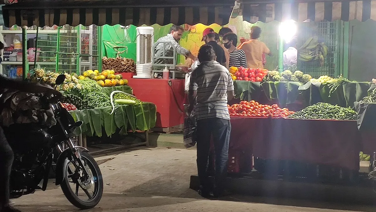 रात में थोक सब्ज़ी बाज़ार में बिक्री के लिए रखी सब्ज़ियाँ