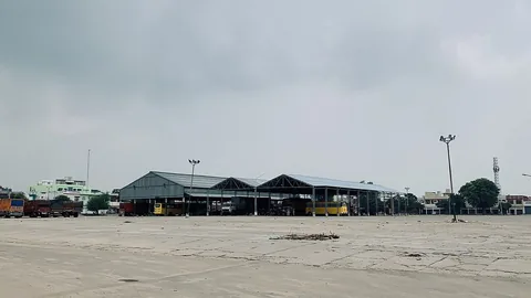 भारत की एक अनाज मंडी में बोरों में भरा अनाज