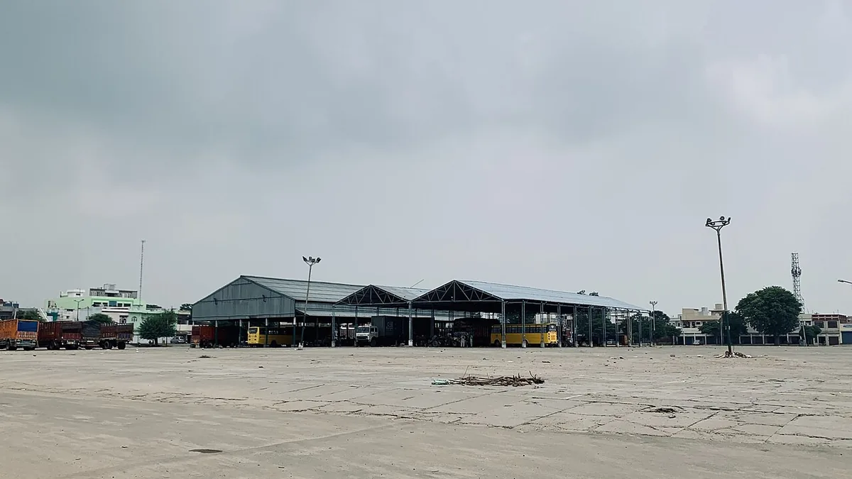 भारत की एक अनाज मंडी में बोरों में भरा अनाज