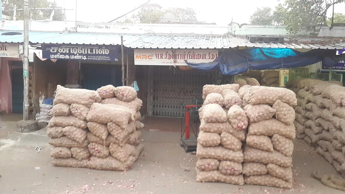प्याज़ की मंडी में बिक्री के लिए रखा हुआ प्याज़