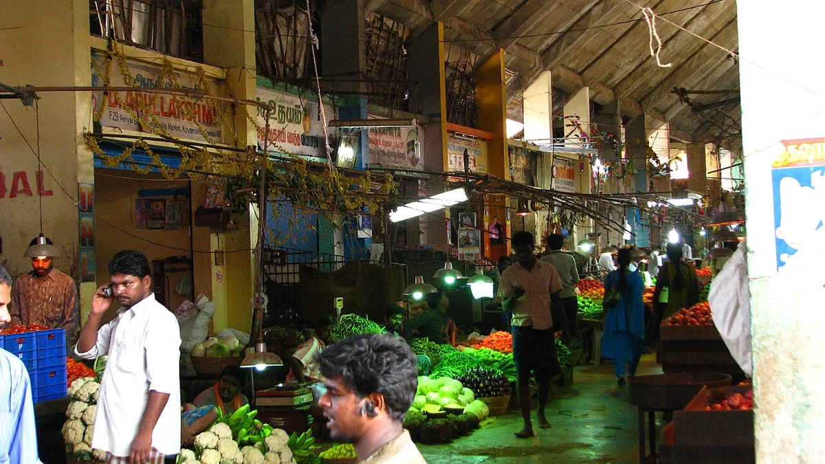 मुंबई की मंडी में बिक्री के लिए सजी हुई सब्ज़ियाँ