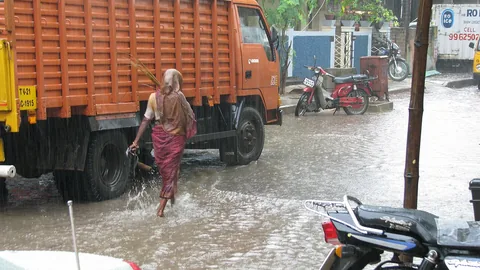 சென்னையில் கனமழைக்குப் பின் நீர் தேங்கிய சாலை