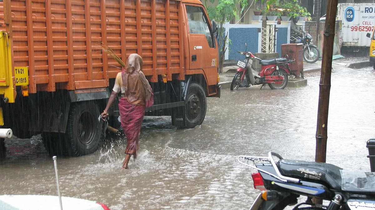 சென்னையில் கனமழைக்குப் பின் நீர் தேங்கிய சாலை